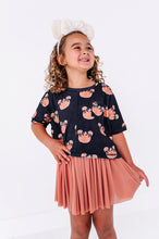 Load image into Gallery viewer, BLACK Piggy Pumpkins | BOXY CROP
