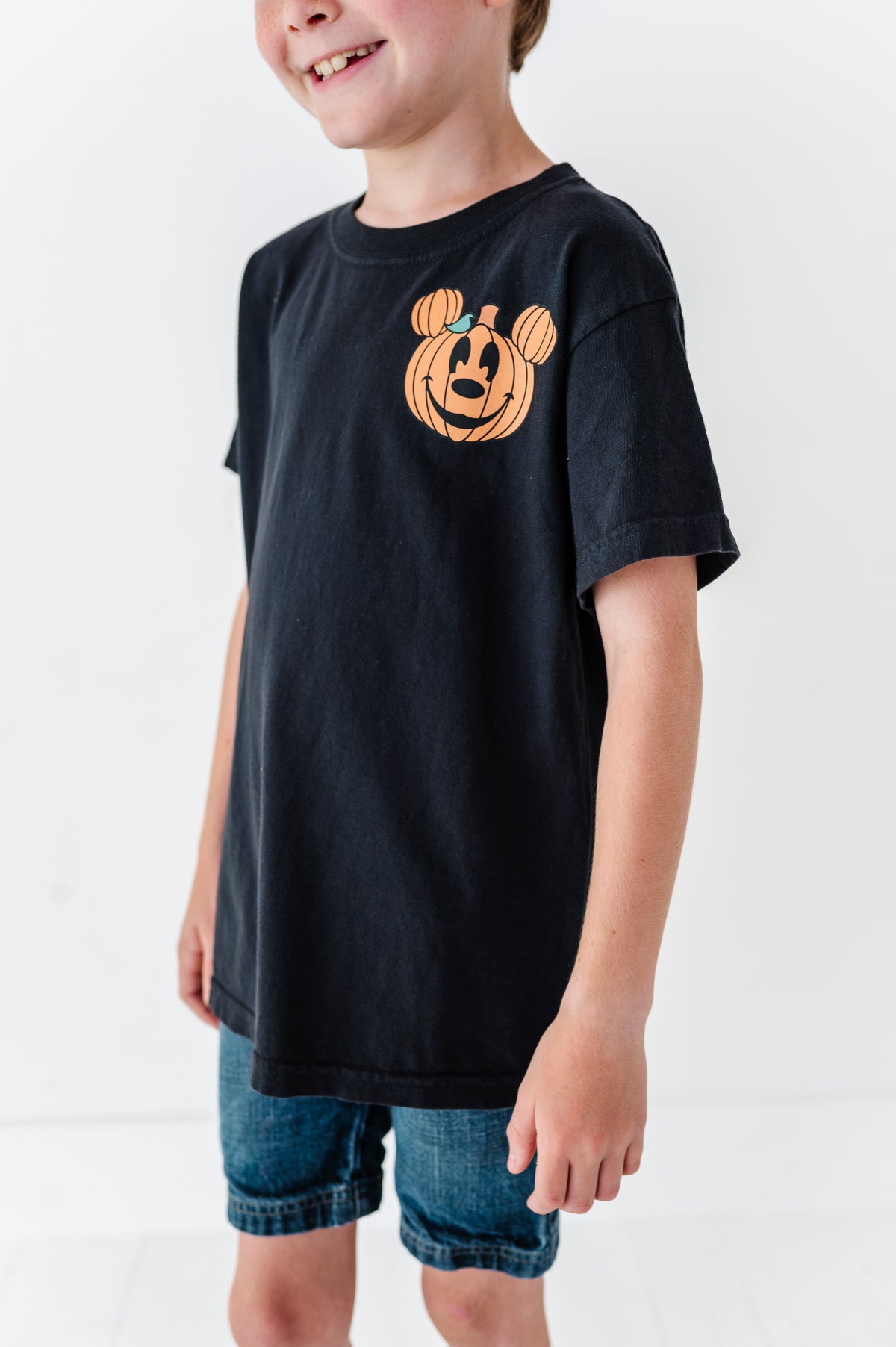 Pocket Mickey Pumpkin (BLACK) | KIDS TEE