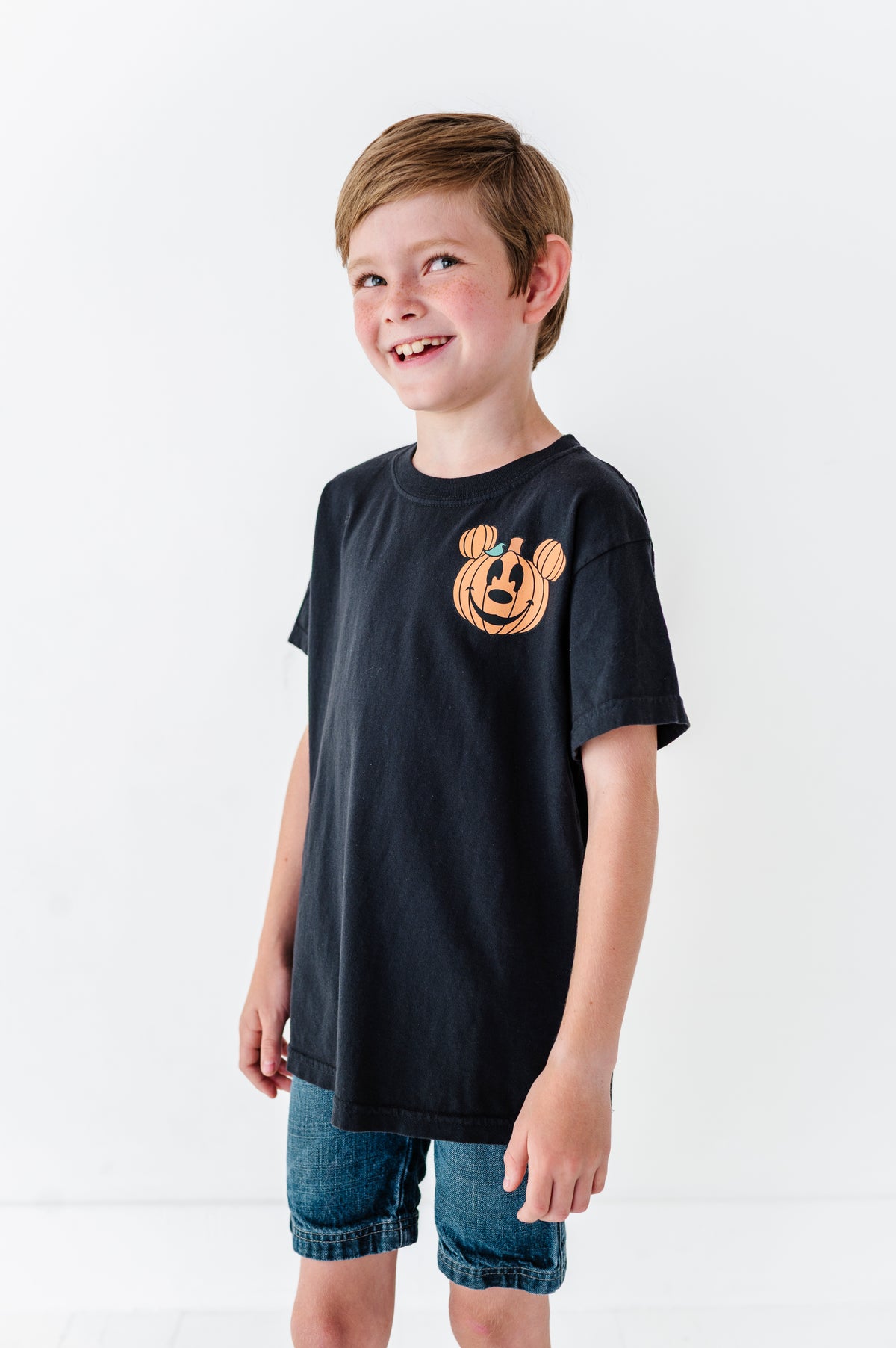 Pocket Mickey Pumpkin (BLACK) | KIDS TEE