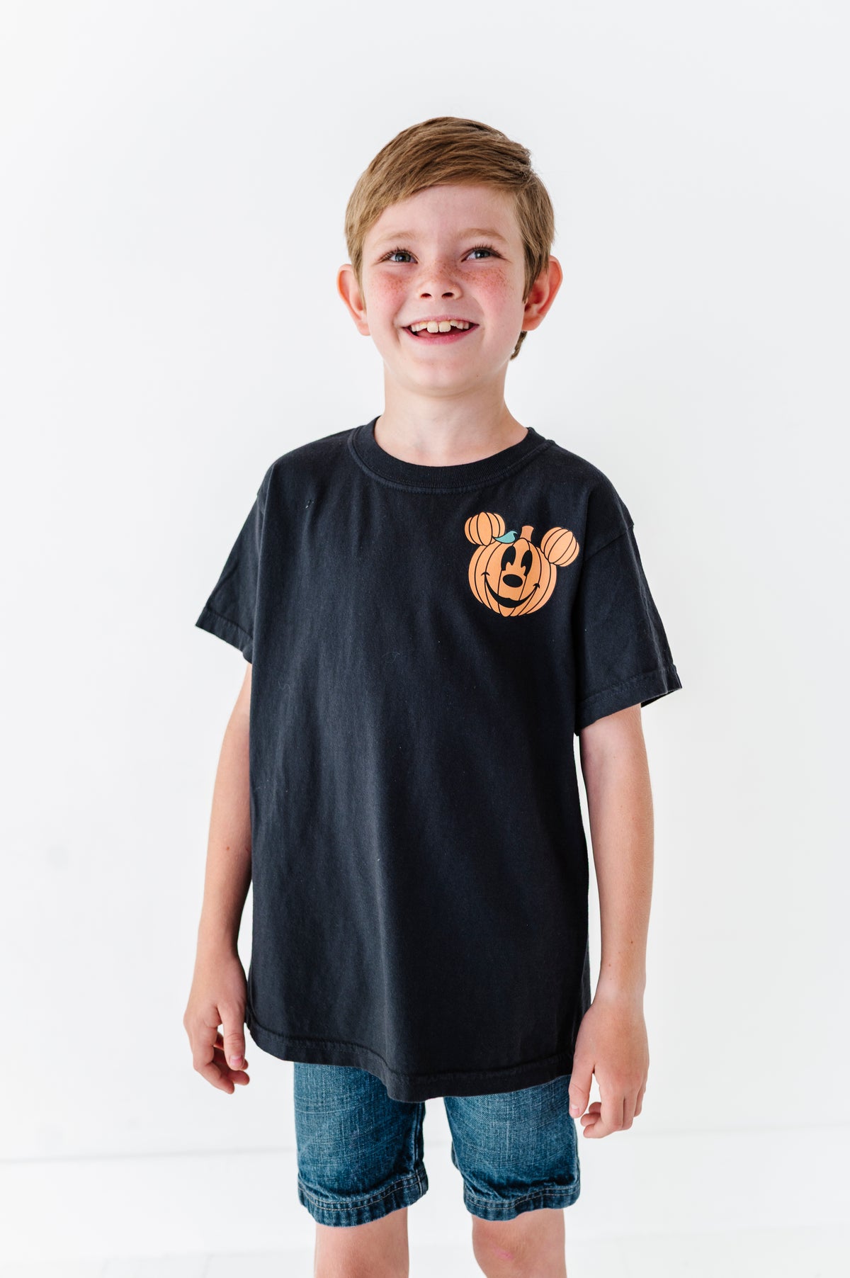 Pocket Mickey Pumpkin (BLACK) | KIDS TEE