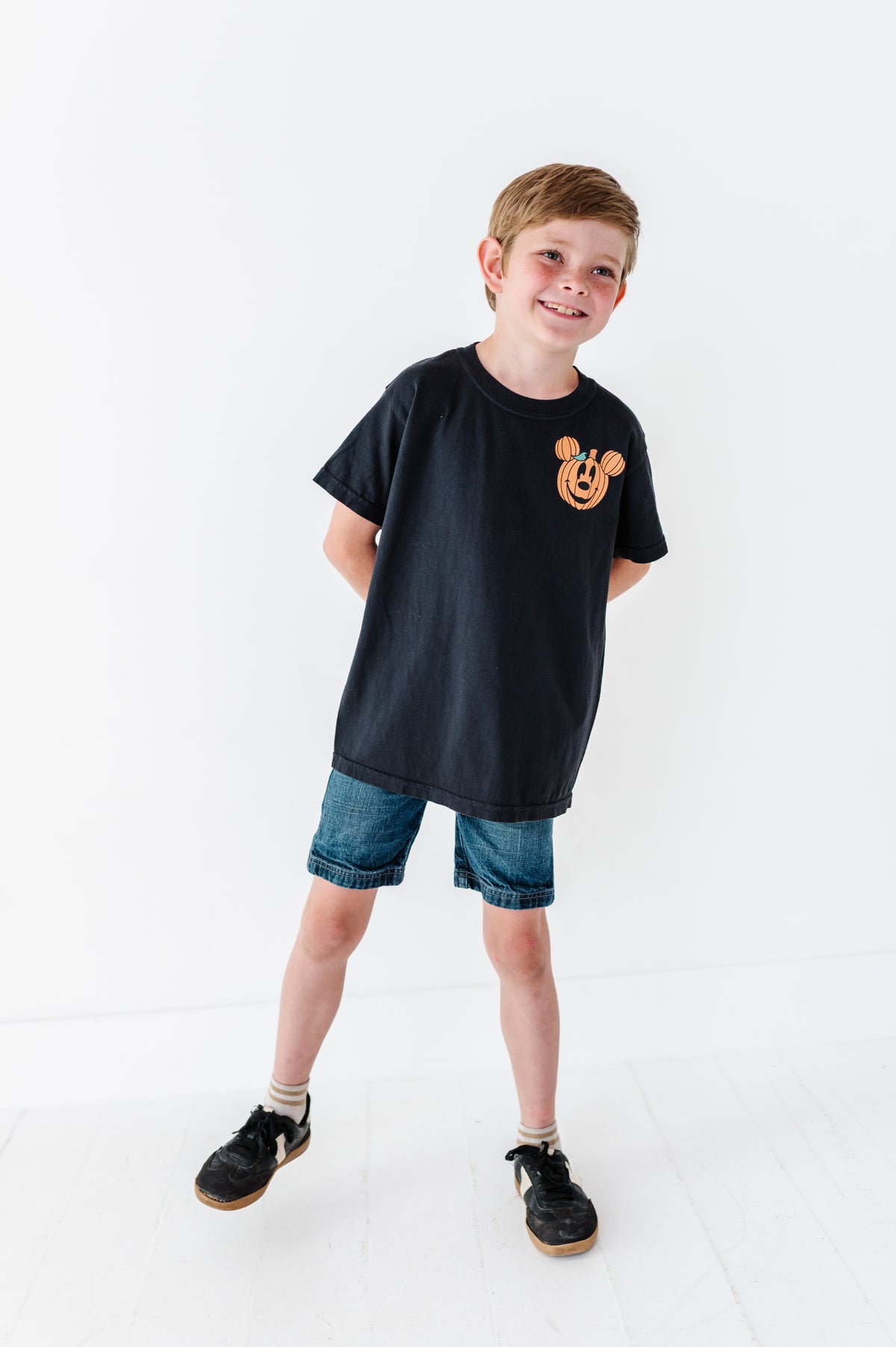 Pocket Mickey Pumpkin (BLACK) | KIDS TEE