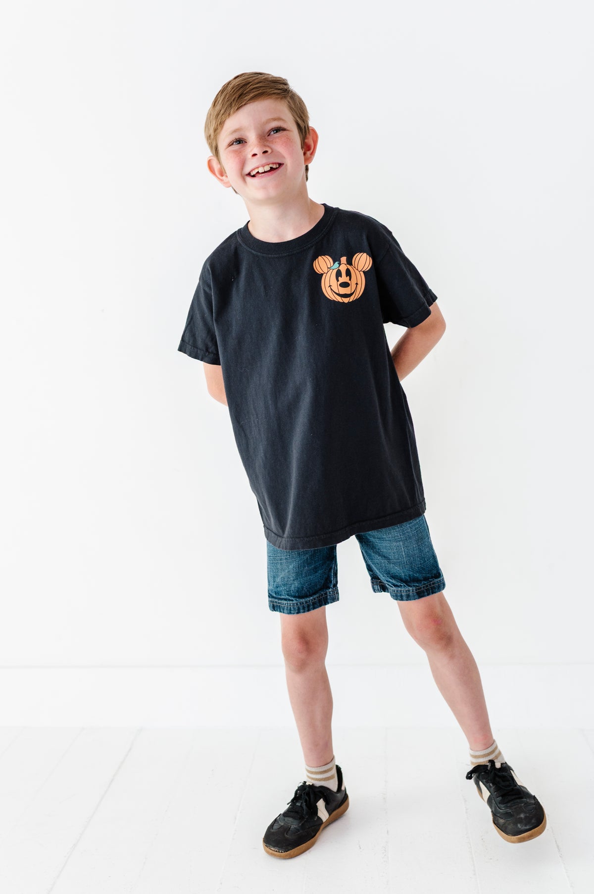 Pocket Mickey Pumpkin (BLACK) | KIDS TEE