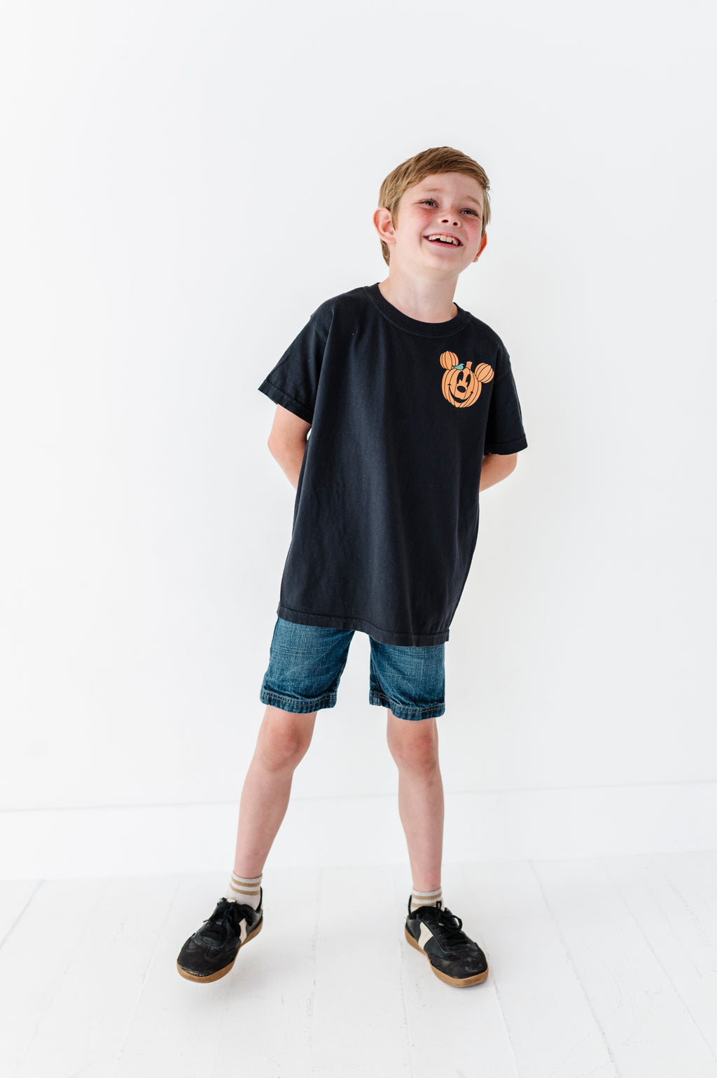 Pocket Mickey Pumpkin (BLACK) | KIDS TEE