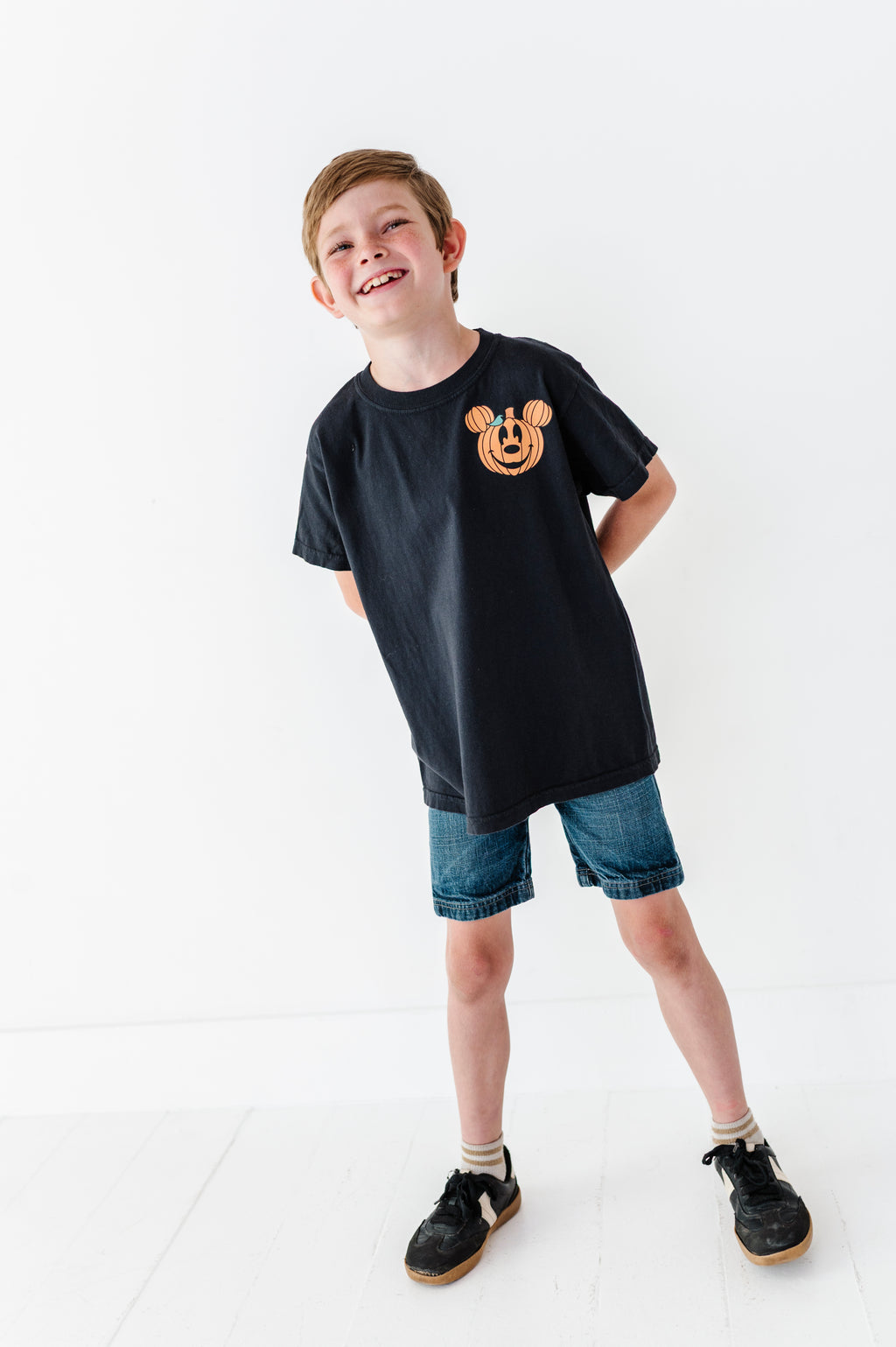 Pocket Mickey Pumpkin (BLACK) | KIDS TEE