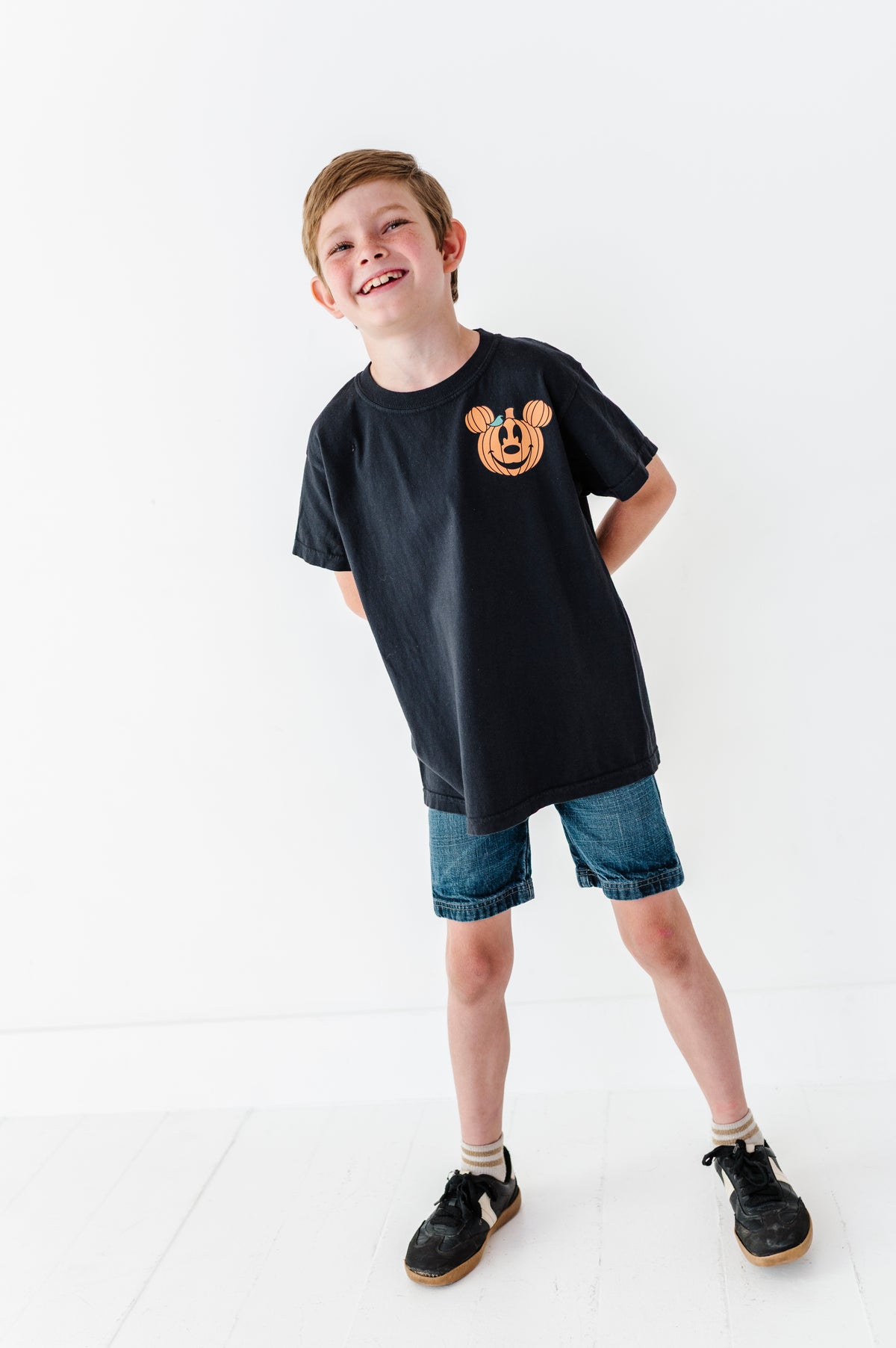 Pocket Mickey Pumpkin (BLACK) | KIDS TEE