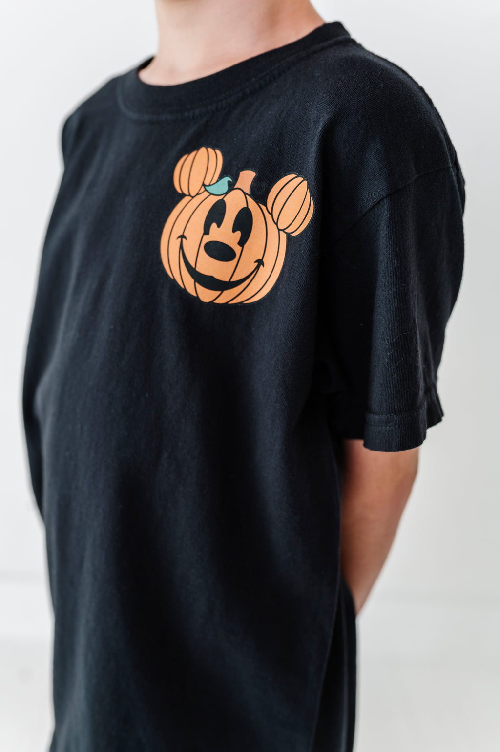 Pocket Mickey Pumpkin (BLACK) | KIDS TEE