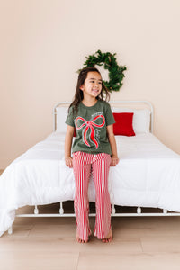 RED BOW (GREEN SHIRT) | Kids Tee